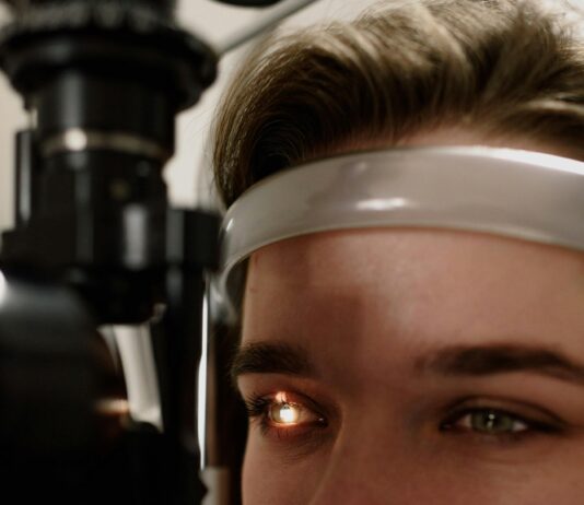 Eye Clinic Secrets Revealed: How To Protect Your Vision Naturally